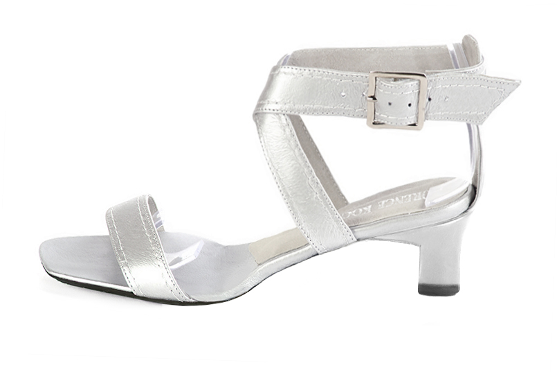 Light silver women's fully open sandals, with crossed straps. Square toe. Low kitten heels. Profile view - Florence KOOIJMAN